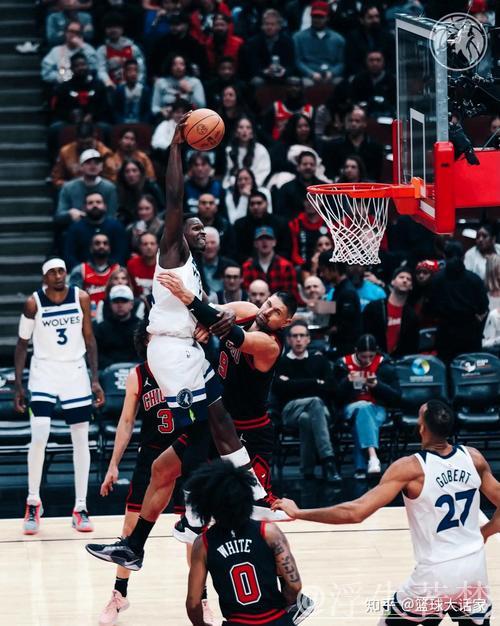 迪文琴佐精准抢断 爱德华兹飞身扣篮 迪文琴佐精准抢断 爱德华兹飞身扣篮